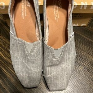 Toms Gray